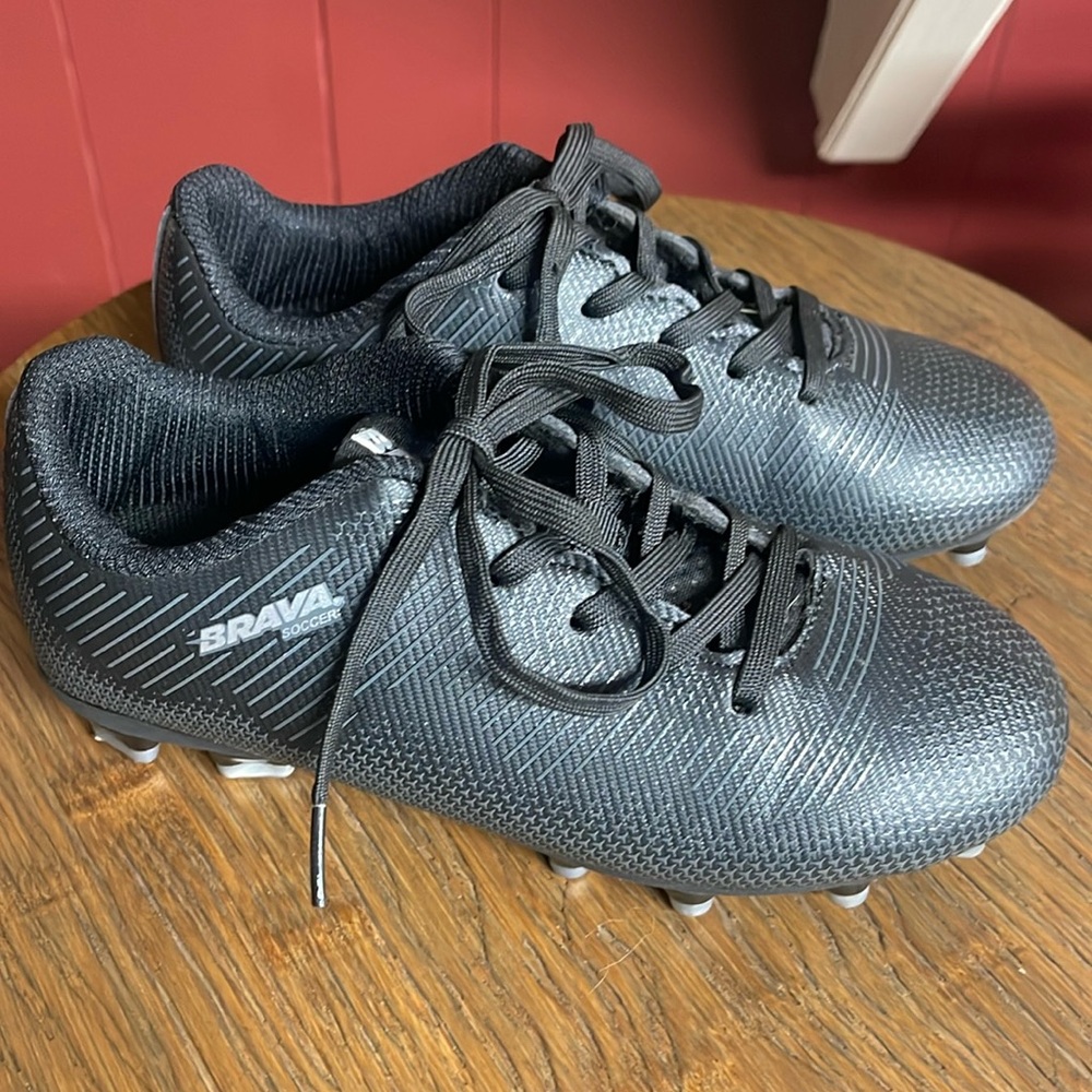BRAVA soccer shoes. Youth size 1.5. Black. GREAT condition